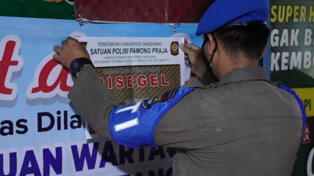 Segel Warung karena Mengganggu