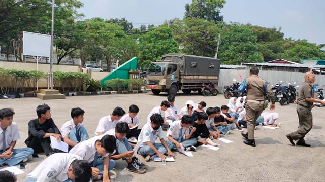 Pelajar Bolos Sekolah
