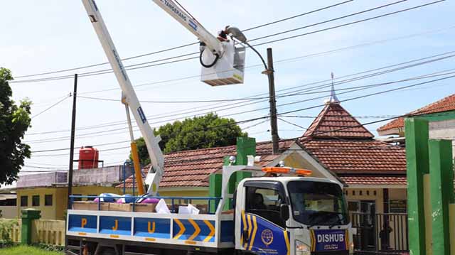 Pemeliharaan Lampu PJU di Kecamatan Gunung Kaler untuk Keamanan Warga