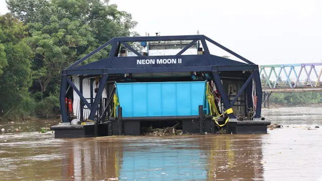 Kapal Neon Moon II