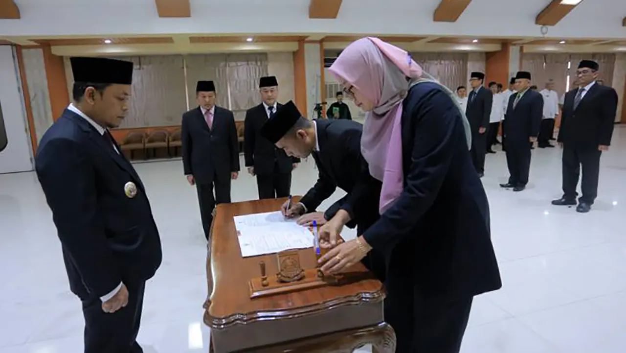 8 Pejabat Eselon II