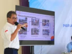 Direktur PT Tigalapan Adam Internasional menyampaikan paparan pada kegiatan sosialisasi pembangunan Reservoir Rajeg
