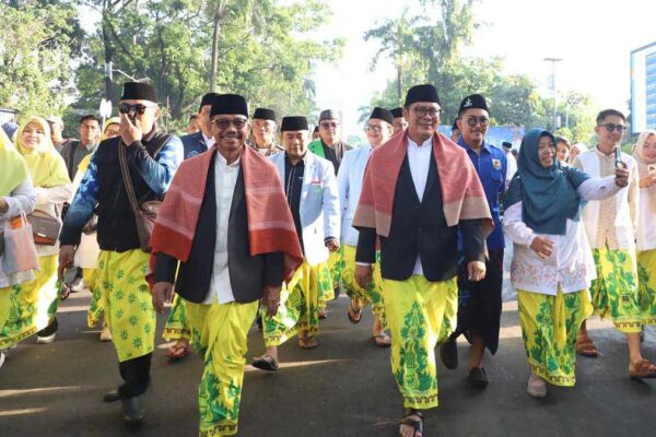 Ribuan Warga Semarakkan Jalan Sehat Pawai Sarungan Batik Tetengger di Festival Al-A’zhom 2025