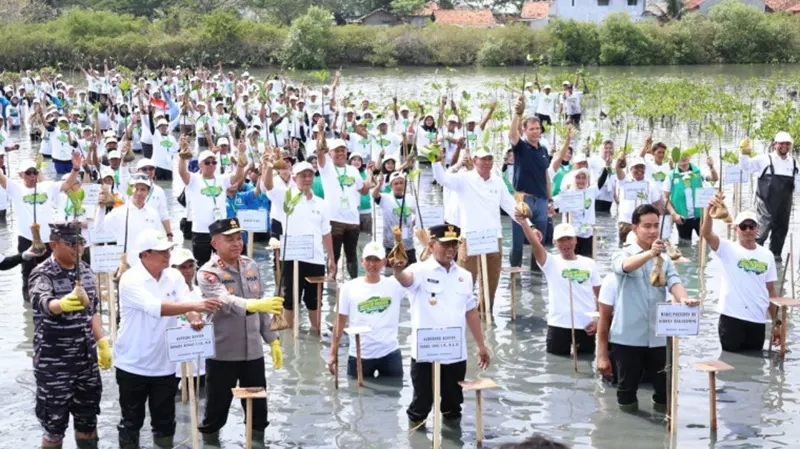 Wapres Gibran dan Bupati Tangerang Tanam Mangrove di Ketapang Wapres Gibran