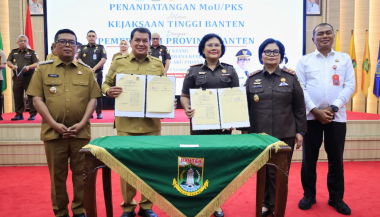 Bupati Tangerang Moch. Maesyal Rasyid menghadiri penandatanganan Nota Kesepahaman antara Kejaksaan Tinggi Banten dan Pemerintah Kabupaten/Kota Se-Provinsi Banten, di Pendopo Gubernur Banten, Serang, Provinsi Banten, Senin (8/12/2025).