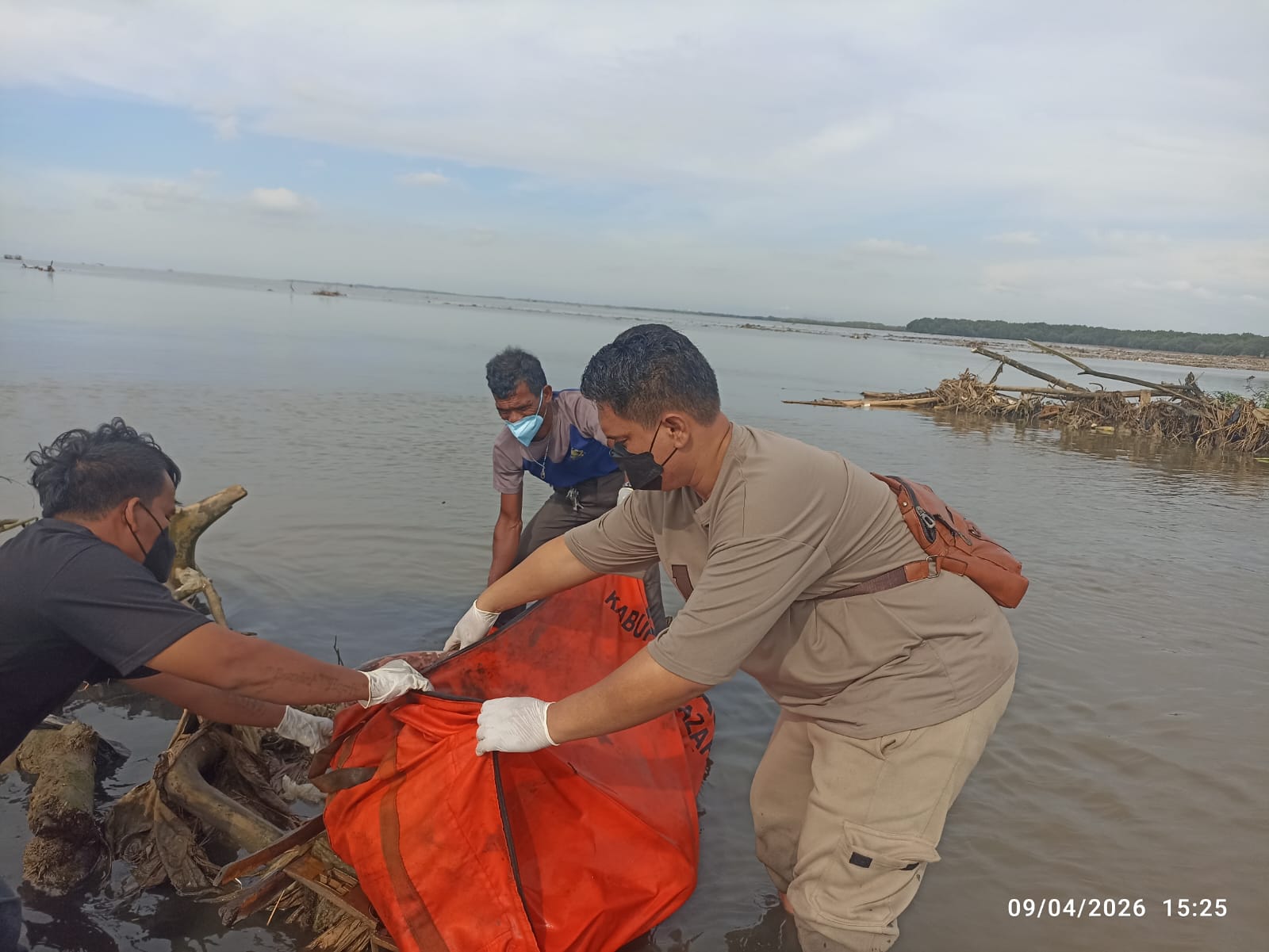 Mayat Pelajar di Muara kaliadem Sukadiri