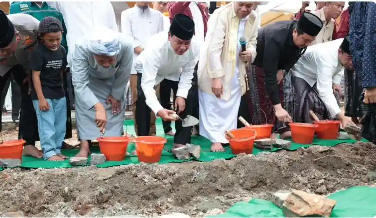 Bupati Tangerang Moch. Maesyal Rasyid melakukan peletakan batu pertama pembangunan perluasan Maqbaroh Kasepuhan Al-Istiqlaliyyah