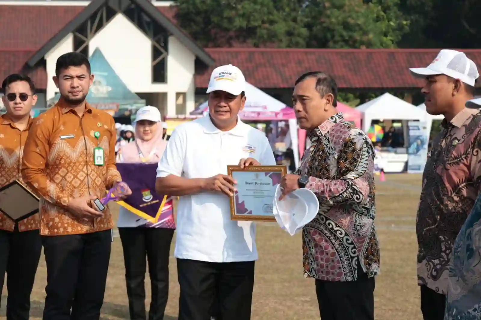 Bupati Tangerang Anugerahi Kepala MAN 1 Tangerang sebagai Penggerak Forum Anak Terbaik