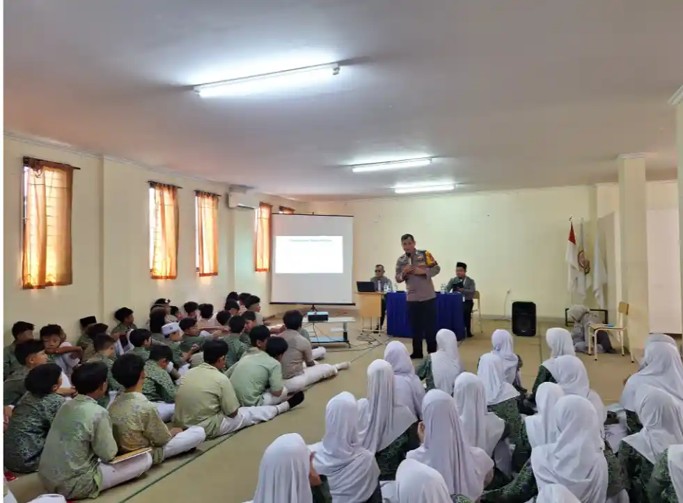 Polsek Panongan menggelar kegiatan edukasi kepada para siswa baru SMP Citra Islamic di Desa Ciakar