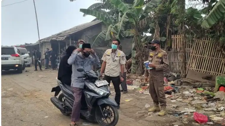 Satpol PP kabupaten tangerang bagikan masker ke warga terdampak kebakaran TPU Jatiwaringin