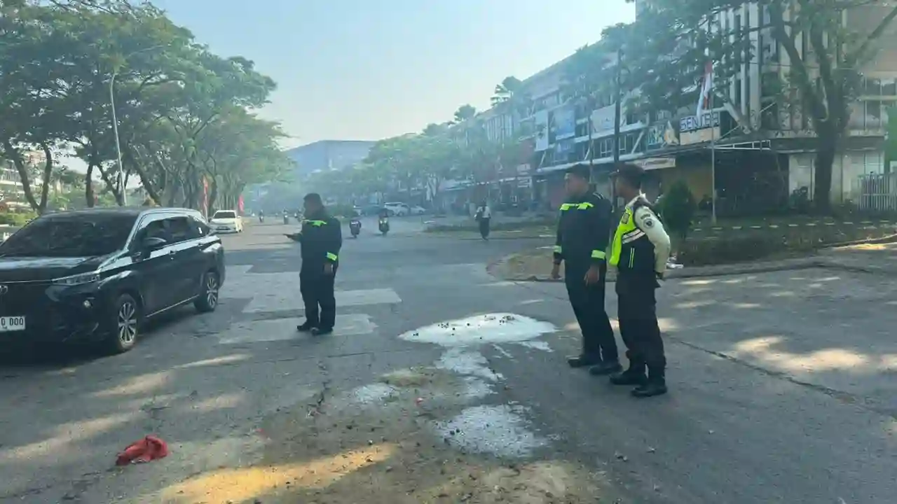 kecelakaan lalu lintas yang melibatkan sebuah minibus dan sepeda listrik