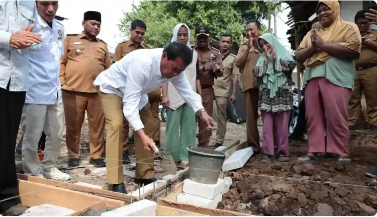 Bupati Tangerang Moch. Maesyal Rasyid bersama Camat Sindang Jaya melakukan peletakan batu pertama 4 RTLH di Desa Sindang Asih