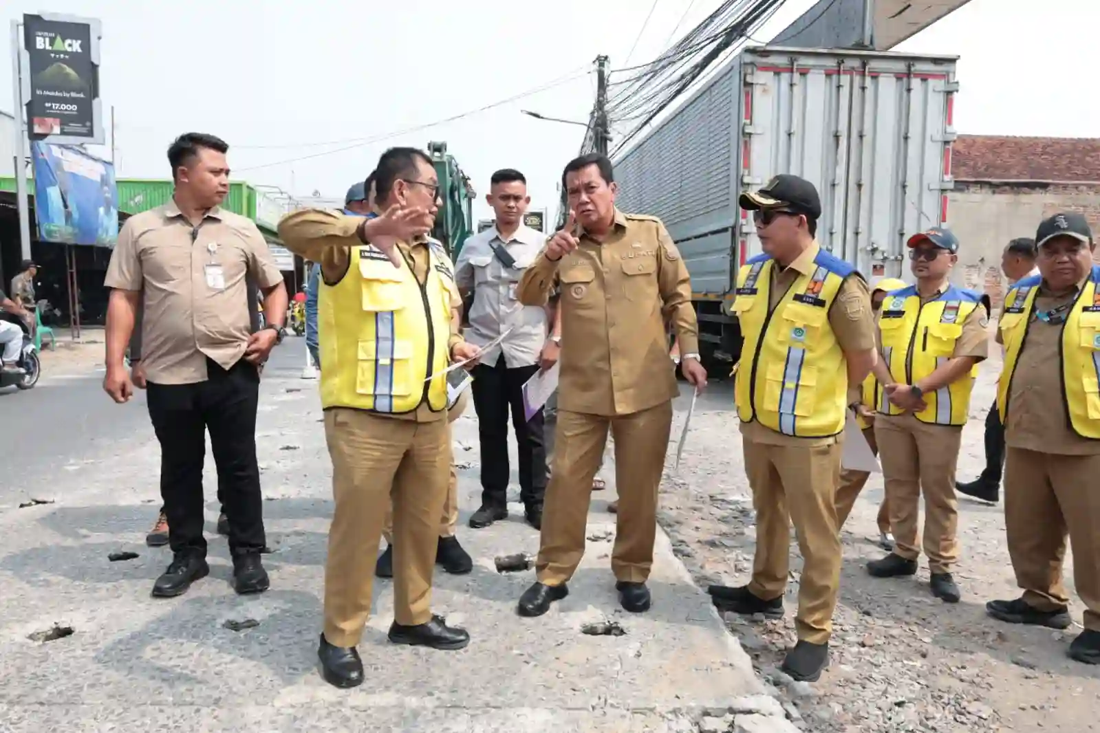 Bupati Tangerang Tinjau Rekontruksi jalan Cangkadu - Cisoka