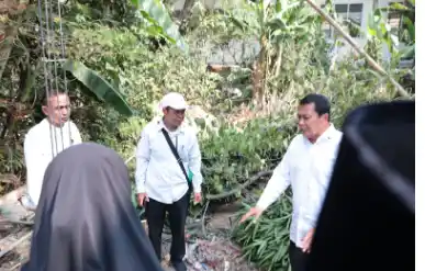 Bupati Tangerang kunjungi rumah warga korban puting beliung di Pakuhaji