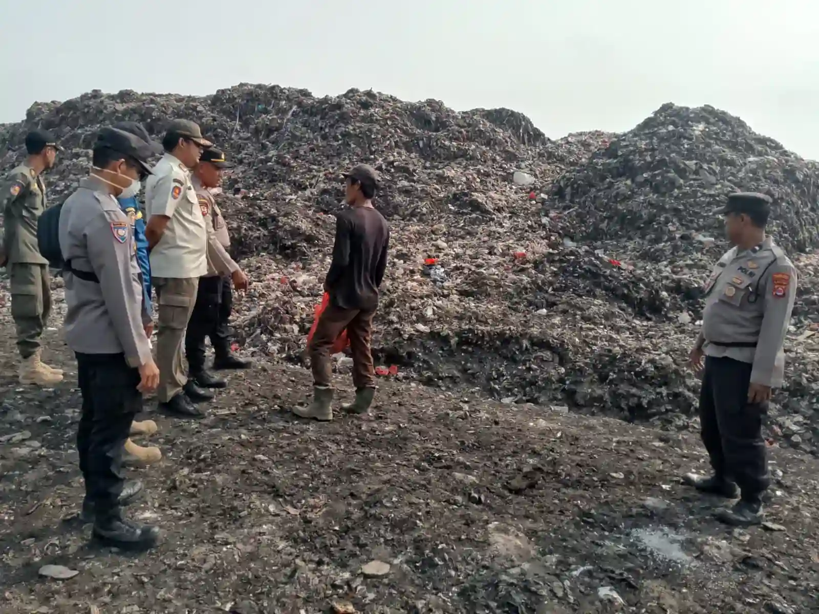Polsek Pasar Kemis lakukan pengamanan di kawasan Tempat Pembuangan Akhir (TPA) Jatiwaringin