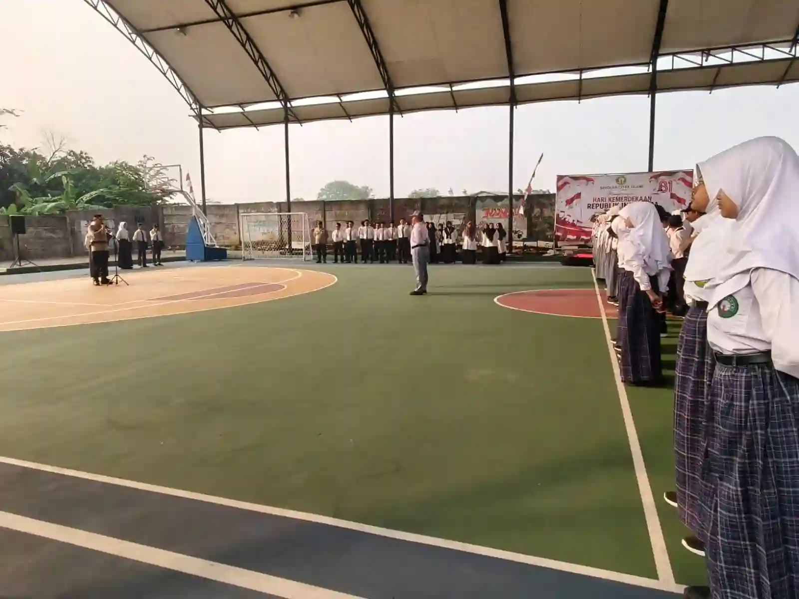 Wakapolresta Tangerang Kombes Pol Christian Aer, SH., S.I.K.mengikuti upacara bendera di SMP dan SMA Citra Islamic Citra Raya
