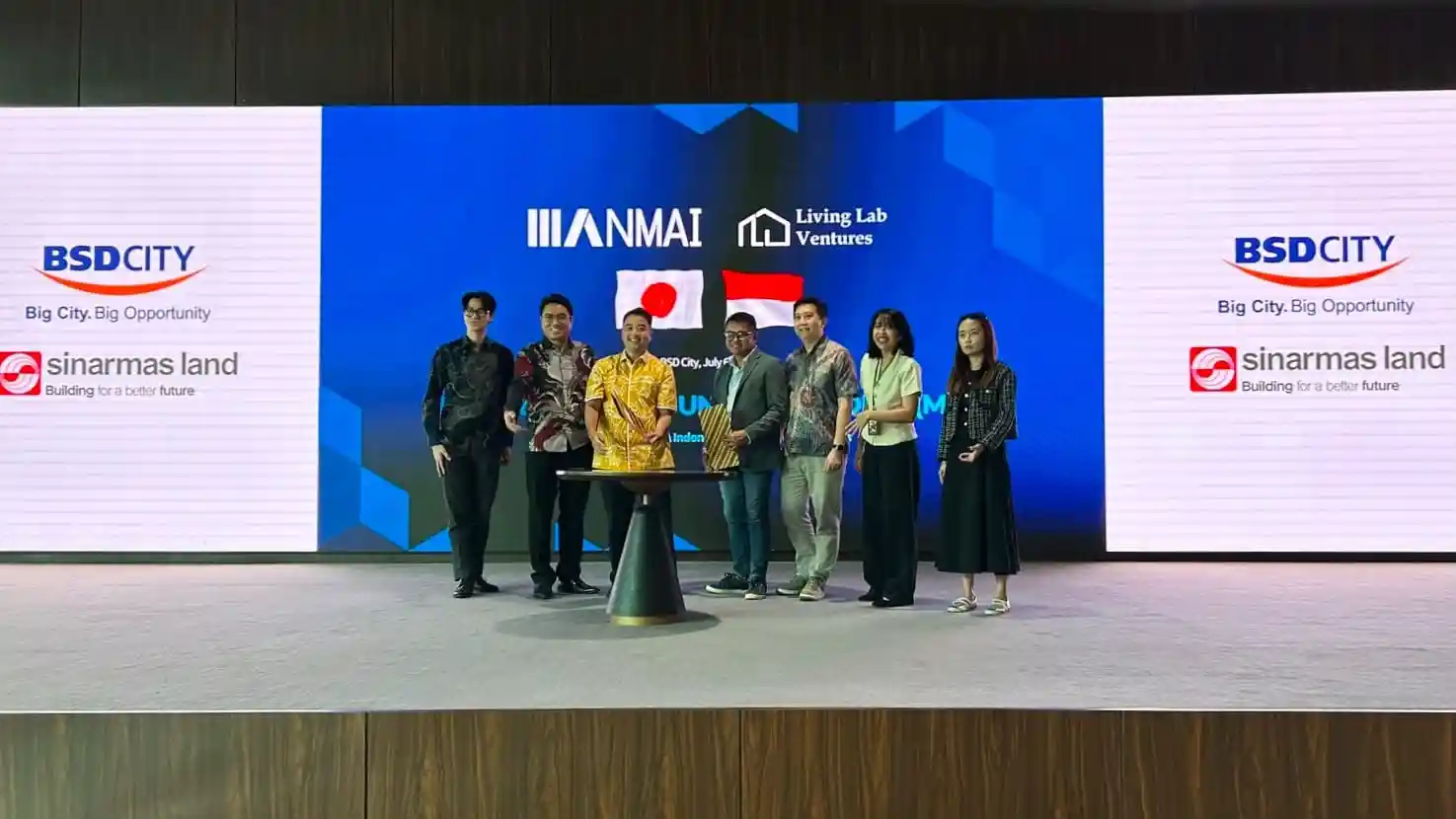 penandatanganan Memorandum of Understanding (MoU) oleh Partner at Living Lab Ventures Bayu Seto dan President Director PT Nihon M&A Center Indonesia Kosuke Kawata