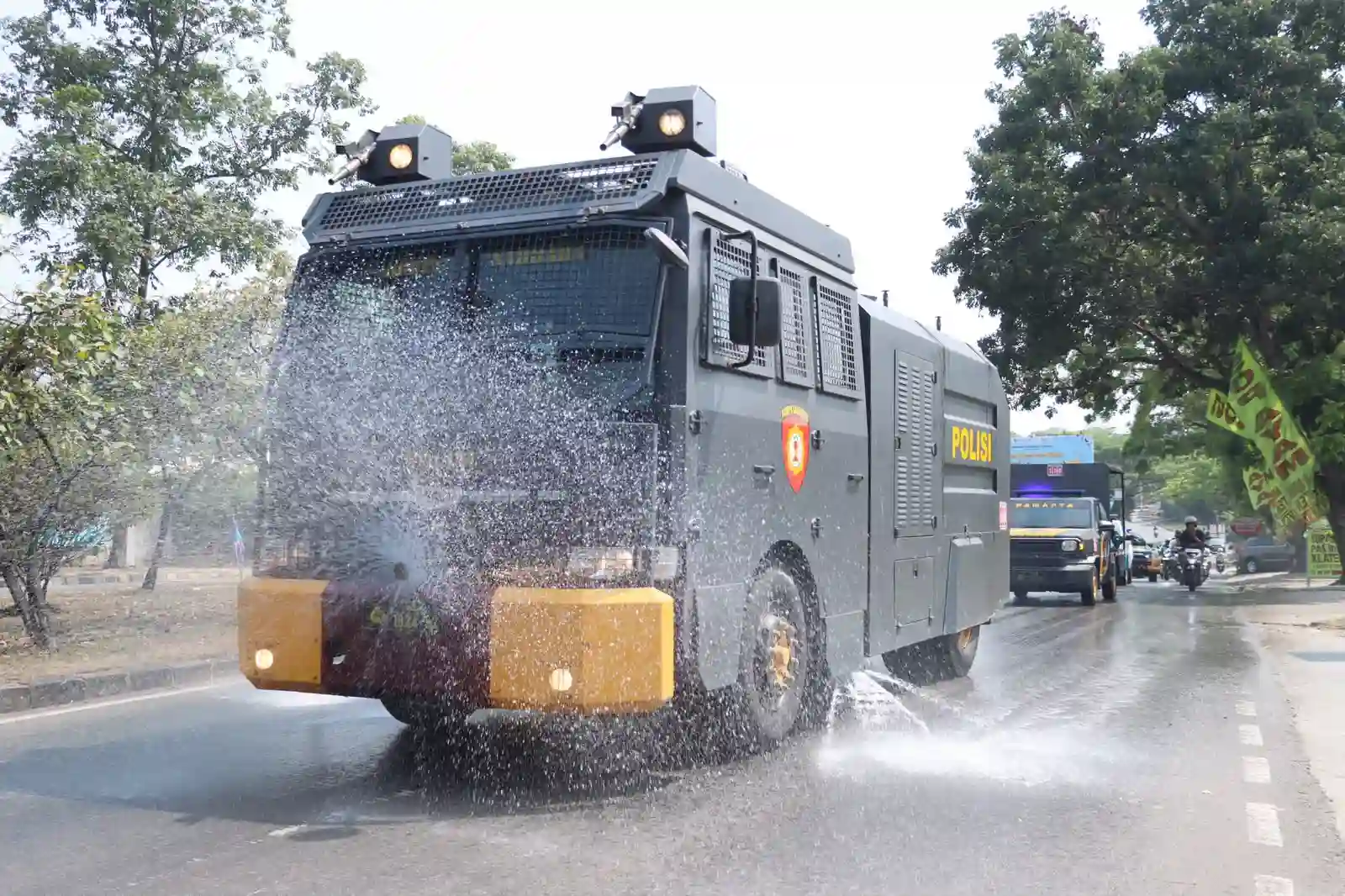 Polresta Tangerang Kerahkan Water Cannon Bersihkan Abu Vulkanik Gunung Anak Krakatau