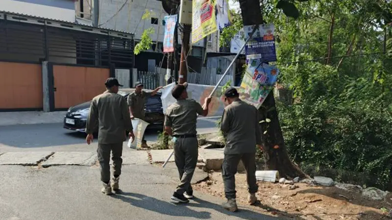 Spanduk Tak Berizin di Jalan Gotong Royong spanduk