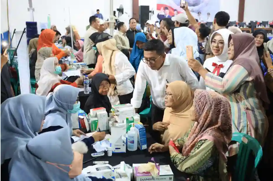 Gubernur Banten Andra Soni saat meninjau pelaksanaan CKG di Gedung Gelanggang Remaja (GGR) Ciceri