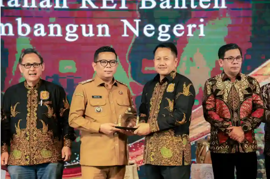 Gubernur Banten Menerima Penghargaan REI Banten