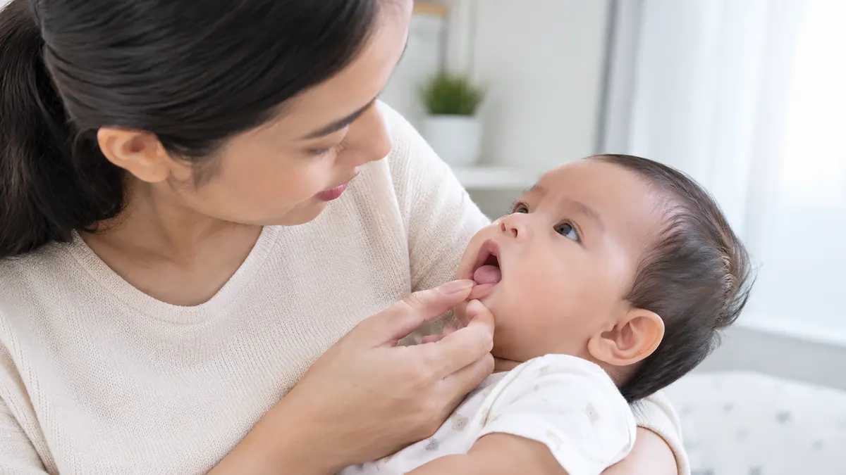 Momen Lembut Ibu Memeriksa Mulut Bayi Tongue Tie