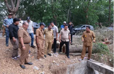 bupati tangerang tinjau lokasi titik banjir dipasar kemis