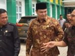 Foto Walikota Serang Syafrudin (kiri), Ketua DPRD Kota Serang Budi Rustandi, Didampingi Kepala Dinas Kesehatan M. Ikbal (kanan) saat berbincang tentang kesiapan menjelang launching RSUD Kota Serang.