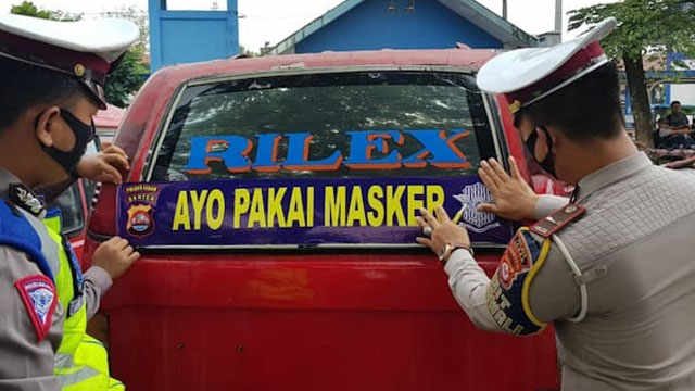 Polda Banten Pasang Stiker Ayo Pakai Masker di Mobil Angkot