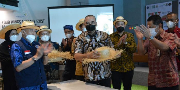 Bupati Tangerang Zaki Iskandar Kenalkan Topi Bambu